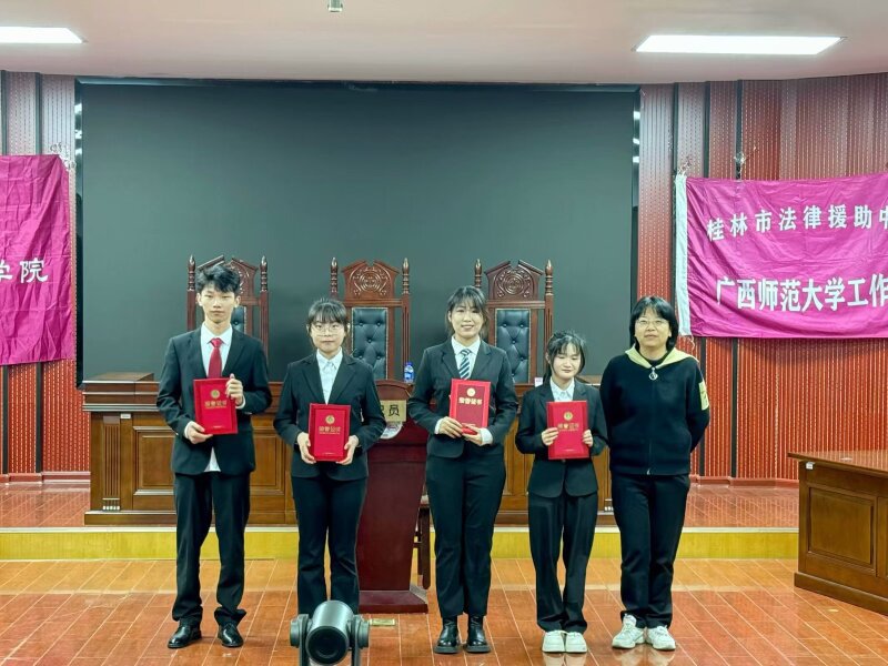 张霞老师为获奖选手颁奖